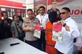 Polda Jatim ungkap peredaran dolar AS palsu di Surabaya