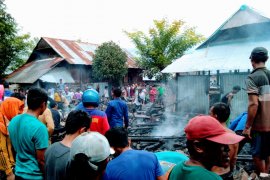 Enam rumah panggung milik warga di Bima dilalap si jago merah