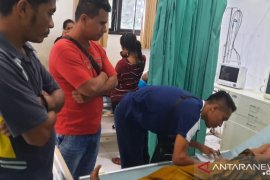 Menggunakan handphone saat hujan, dua warga ini disambar petir