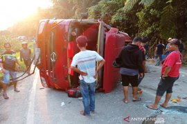 Truk tangki bermuatan BBM terguling di Sitinjau Lauik, lalu lintas Padang-Solok terganggu