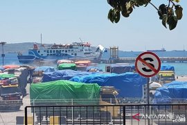 Belasan truk tertahan di Bolok akibat pembatalan pelayaran