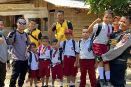 Satuan Narkoba Polres Labuhanbatu "trauma healing" anak korban banjir besar di Labura