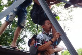 Gara-gara disebut bodoh, siswa ini mencoba bunuh diri dari atas tower provider