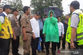 Jas hujan plastik yang dikenakan Jokowi itu praktis dan harga hanya Rp10.000