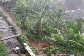 Saluran irigasi jebol, tujuh rumah di Sukabumi rusak