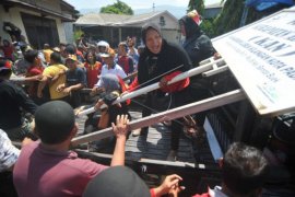 Warga Lubuk Kilangan bentrok