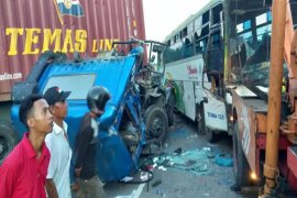 Truk kontainer "laga kambing" dengan bus penumpang umum