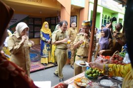Bupati-Wabup tinjau expo aneka kerajinan dan industri