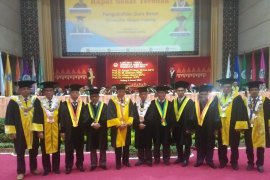 Universitas Negeri Padang kukuhkan empat guru besar