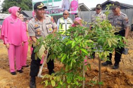 Polres Tabalong hijaukan lahan hibah dengan tanaman buah