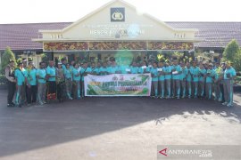 Aparat Polres Biak tanam 1.100 pohon  hijaukan lingkungan