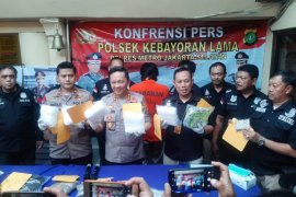 Polisi menangkap seorang pria mengemas sabu dengan dua bungkus kopi