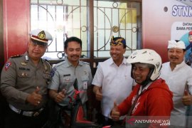 Sekda Bali puji "Samsat Gelis" Tabanan permudah pelayanan pajak