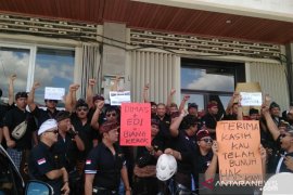 Ratusan sopir Grab Airport "demo" Kantor Grab Bali