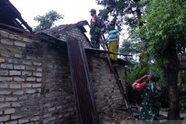 Angin kencang merusak belasan rumah di Pamekasan