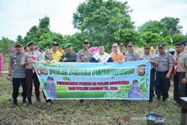 Polisi Mukomuko tanam bibit buah-buahan untuk penghijauan