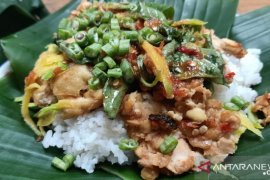 Yuk sarapan sego godhong sambal pencit Yu Sinto !