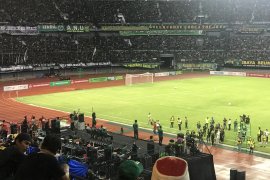 Cak Nun ajak puluhan ribu bonek berselawat di Stadion GBT