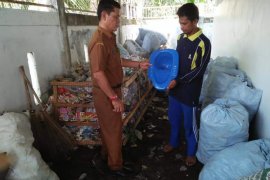 Desa Perlis Brandan Barat manfaatkan limbah plastik untuk paving block dan klosed