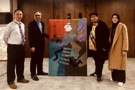 Karya pelukis Indonesia  tarik perhatian penikmat karya seni di London