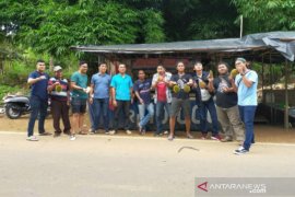 Kapolres Bangka Selatan ajak Pokja Jurnalis nikmati durian Desa Tirem