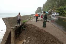 Trans Sulawesi di Kabupaten Majene nyaris putus akibat abrasi