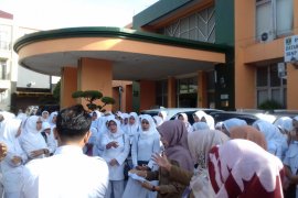 Pembagian jasa pelayanan dinilai tak adil, ratusan bidan dan perawat RSU M Natsir Solok unjuk rasa