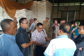 Ada kelangkaan, Komisi II DPRD Situbondo sidak gudang pupuk (Video)