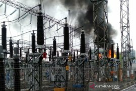 Empat mobil damkar dikerahkan  padamkan api di Gardu PLN Cempaka Putih