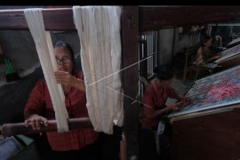Pelestastarian tenun kain endek Bali