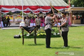 Irjen Nana Sudjana menyerahkan Pataka Polda NTB ke Irjen Tomsi Tohir