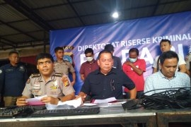 Tiga pemuda Pekanbaru tertangkap basah saat judi online di warnet