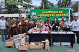 Kejari HST musnahkan barang rampasan termasuk ribuan kosmetik ilegal