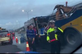 Truk galon terbalik picu kemacetan Tol Jagorawi KM04 lintasan TMII
