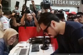 Penyanyi Ello penuhi panggilan Polda Jatim terkait "MeMiles"