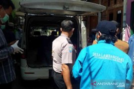 Seorang kakek meninggal, baru diketahui saat warga mencium bau busuk