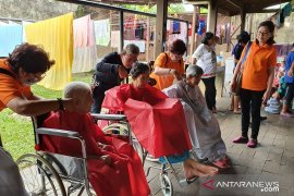 Panitia Cap Go Meh 2020 berbagi kegembiraan pada penghuni panti sosial