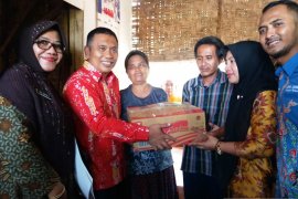 Wabup Situbondo salurkan bantuan kepada korban bencana pohon tumbang (Video)