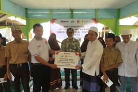 Adhi Karya-PLN serahkan beasiswa untuk santri di Aceh