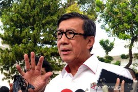 Menkumham Yasonna copot Dirjen Imigrasi Ronny Sompie