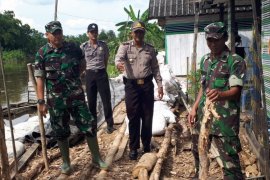 Warga Desa Hapalah Tabalong perbaiki tanggul jebol