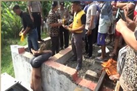 Sesosok mayat laki-laki ditemukan tergantung di jembatan kereta api