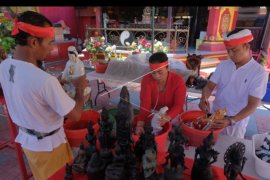 Ritual cuci patung dewa di Denpasar