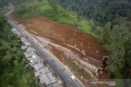Pembangunan jalur penyelamat di tanjakan emen