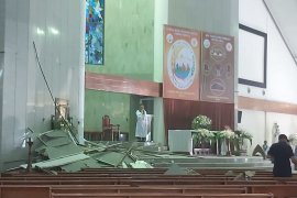 Plafon gereja ambruk, sejumlah umat tertimpa