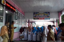 Puluhan paramedis di Kota Solok unjuk rasa tuntut kenaikan tunjangan kinerja