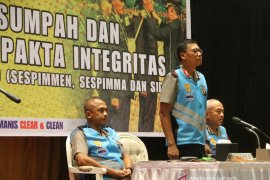 Ratusan personel Polda Sumsel tandatangani  pakta integritas