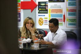 Penyanyi Pinkan Mambo juga ikut diperiksa kasus "MeMiles"