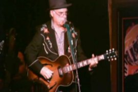 Penyanyi David Olney meninggal saat bernyanyi di panggung