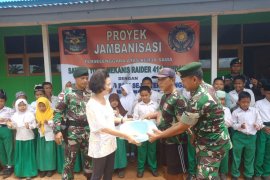 TNI-Yayasan Terang berikan bantuan jamban untuk warga di perbatasan